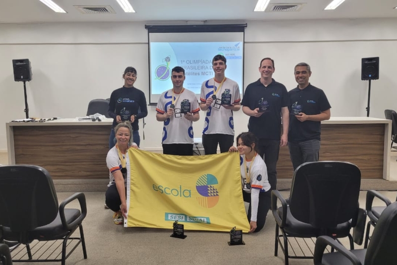 Estudantes da Escola S lançam satélites em olimpíada brasileira