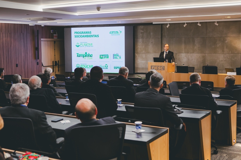 Alcaplás apresenta a industriais de SC programa Tampinhas do Bem