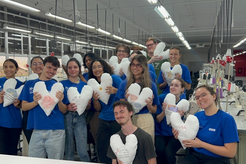 Estudantes do SENAI levam conforto a mulheres em tratamento oncológico