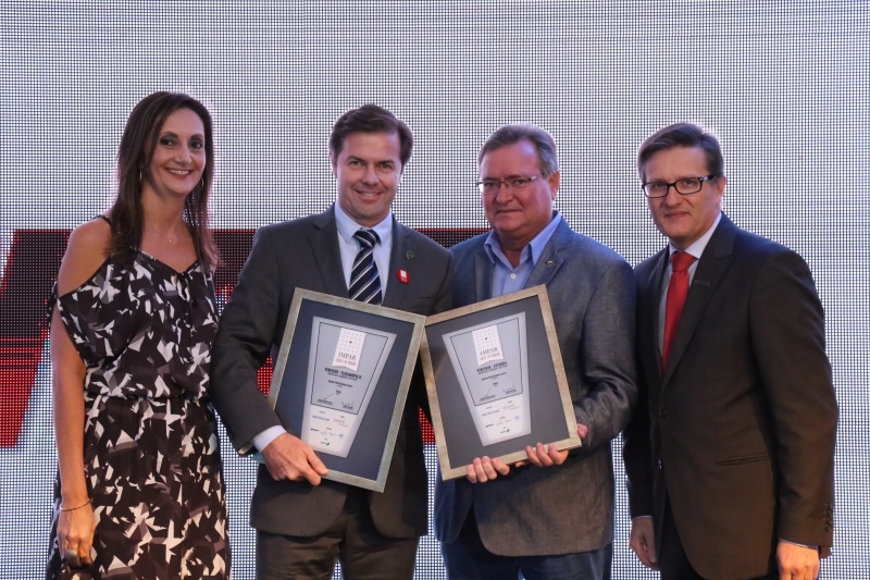 Representantes do SENAI e da FIESC com os certificados de destaque estadual e regional da Grande Florianópolis. Foto: Laureci Cordeiro