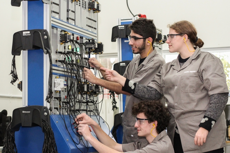 Em Santa Catarina, oito em cada dez técnicos formados pelo SENAI obtêm emprego durante o curso ou até alguns meses após a conclusão. Foto: Filipe Scotti