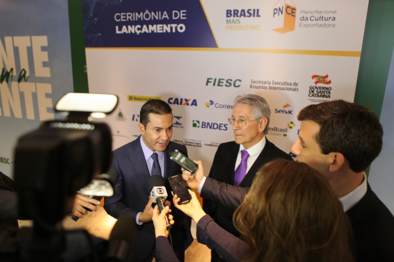 Presidente da FIESC, Glauco José Côrte (d), e ministro Marcos Pereira no lançamento dos programas de incentivo à exportação e produtividade (foto: Filipe Scotti)