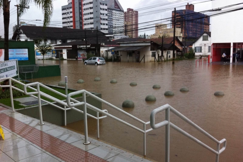 Unidade do SESI na rua Ministro Calógeras, em Joinville, foi fechada devido ao alagamento da via. (Foto: Geysa Finili)