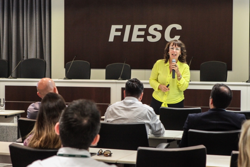 Isabel Parolin em conversa com os colaboradores da FIESC (Foto: Heraldo Carnieri)