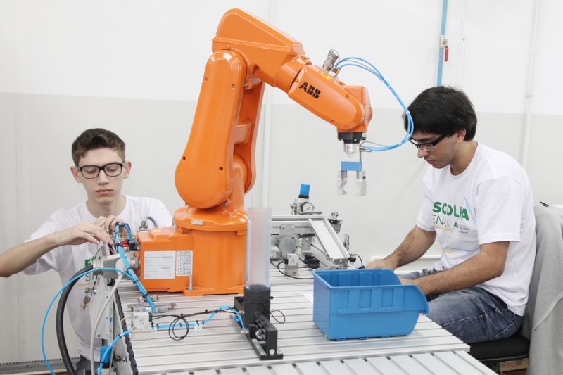 Programas que permitem o acesso a carreiras industriais com maior índice de empregabilidade e com remuneração mais elevada que a média. Foto: Nilto/Roby