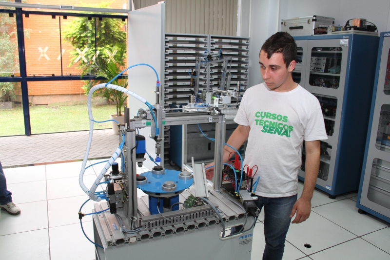 Matias faz parte da equipe que desenvolveu o simulador perfuração e seleção de peças. Foto: Heraldo Carnieri
