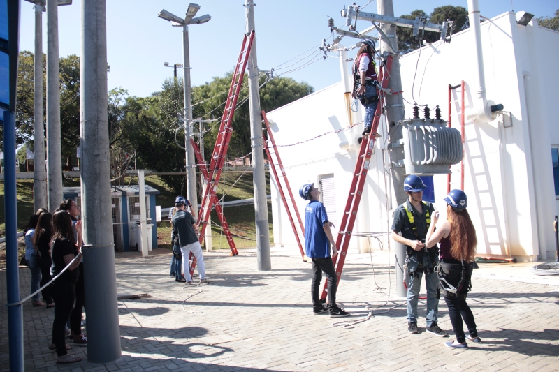 Em Chapecó, visitantes podem experimentar equipamentos de proteção e conhecer como é o trabalho em altura. Foto: MB Comunicação